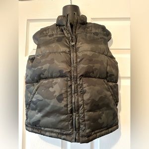Old Navy - Boy’s Camo puffer vest - Size 8, great condition